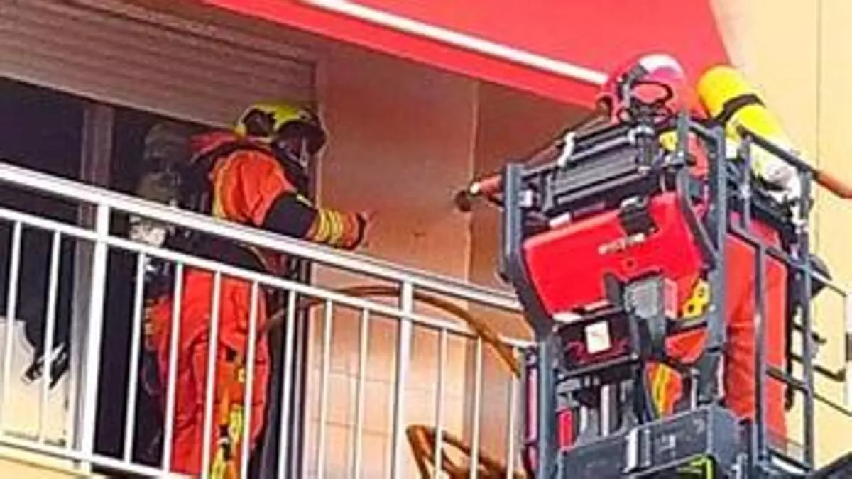 Investigan un cortocircuito en el telefonillo como origen del incendio en un piso de Fortaleny