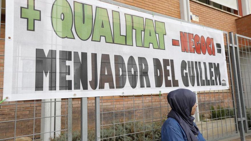 Les famílies treuen el menjador escolar al pati per defensar-ne la gestió