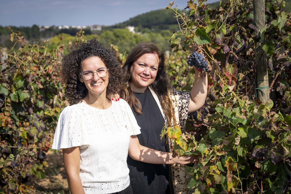 Roser Carbó, a la derecha, junto a su prima y cofundadora del Celler Mas Bertran, Eva Ventura, en sus viñedos de Sant Martí Sarroca.