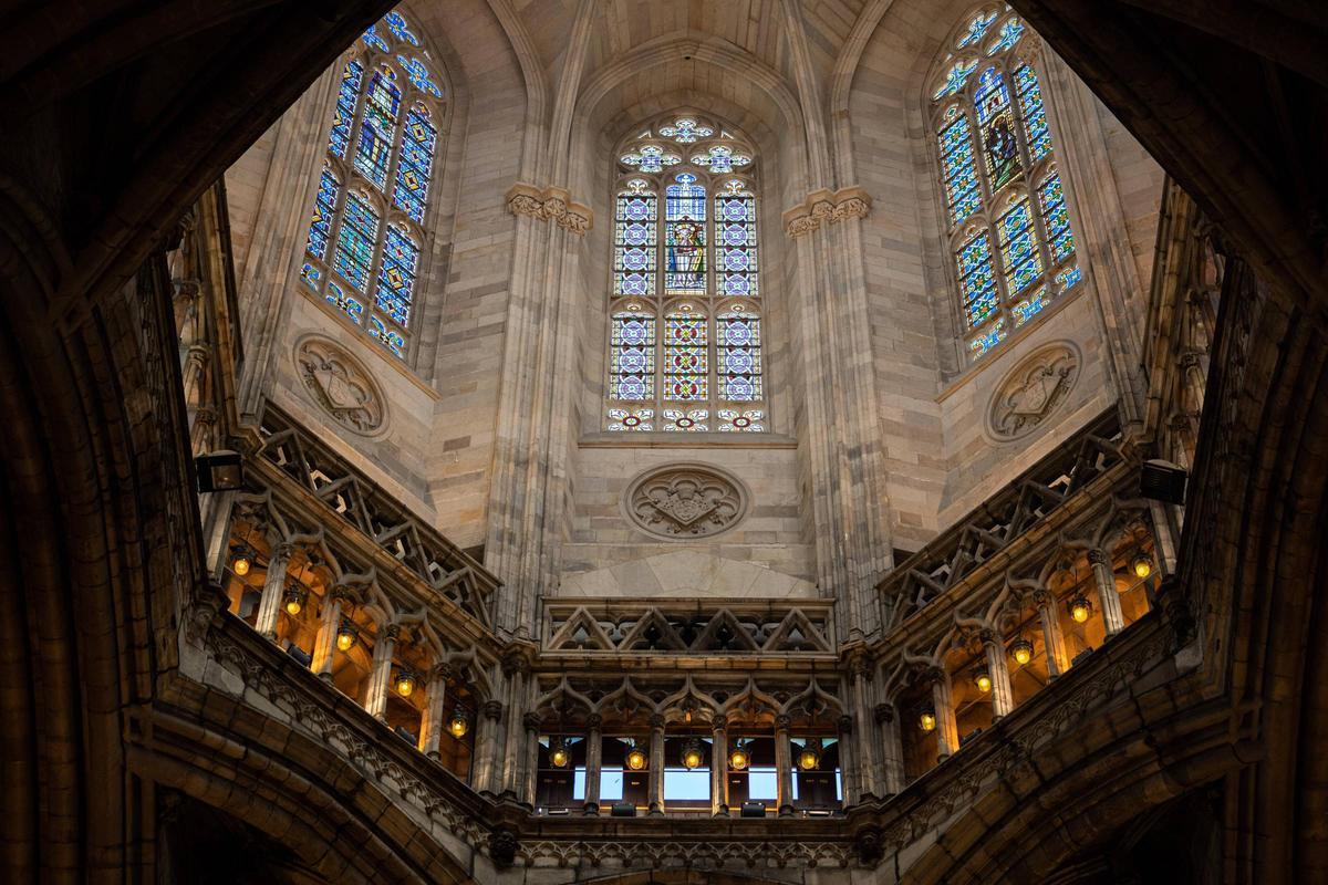 Inauguran los vitrales del ábside restaurados de la catedral de Barcelona