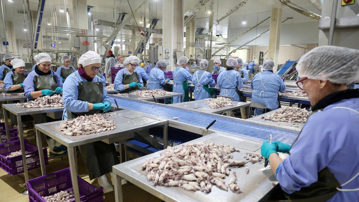 Mujeres trabajando en una conservera.