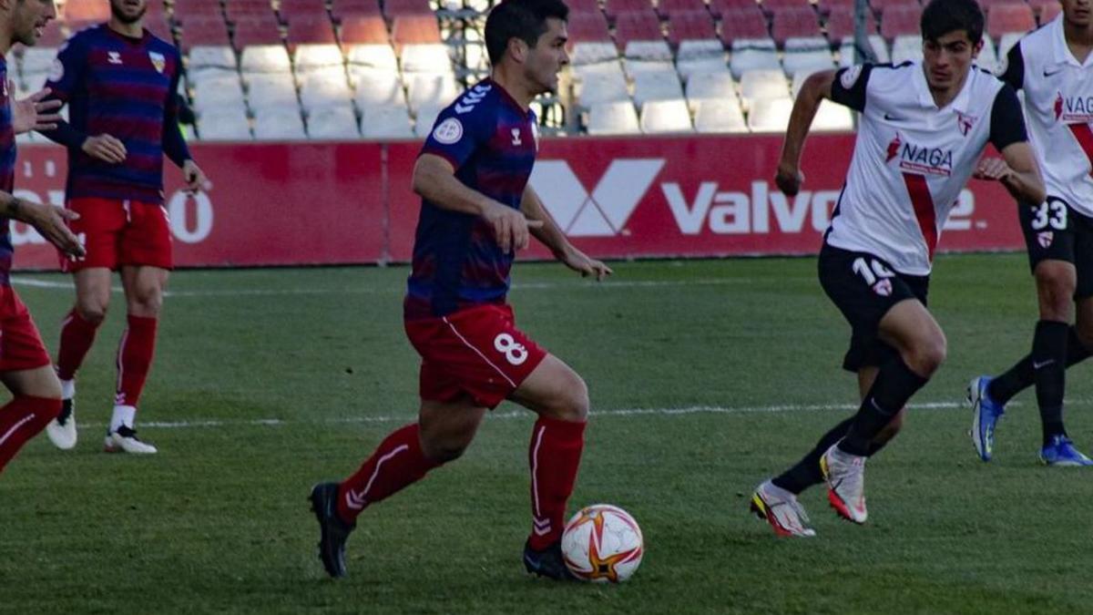 Galindo en una acció ahir del partit a Sevilla. | SEVILLA ATLÈTIC