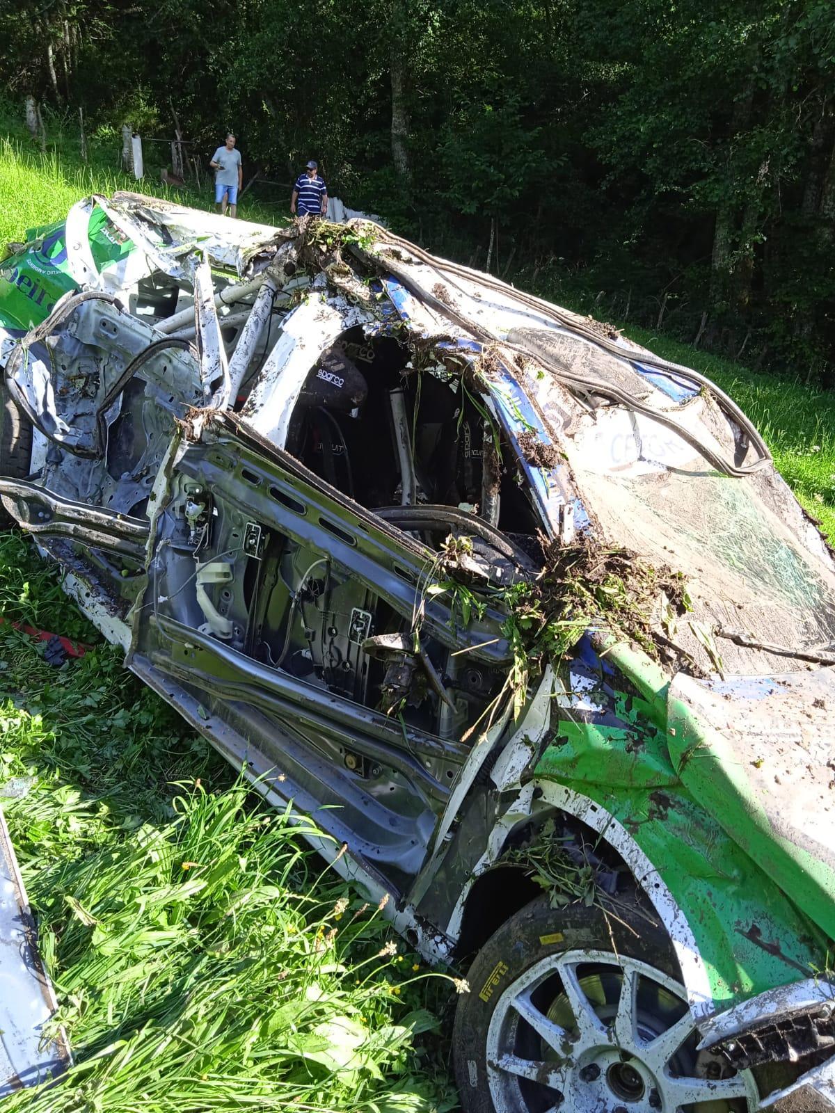 El estado en el que quedó el vehículo accidentado en el Rallye de Ourense 2023