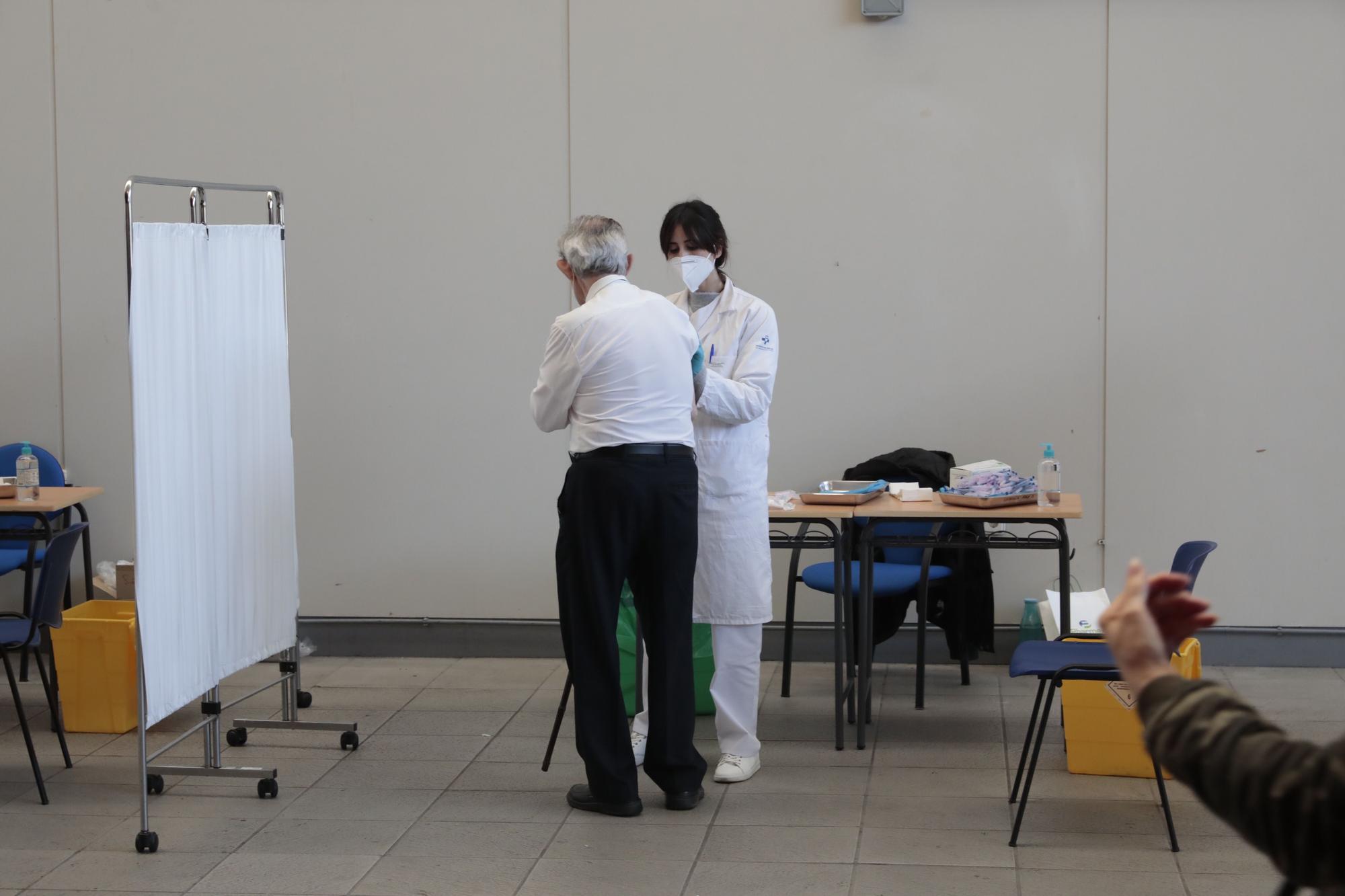 Intensa vacunación en el Palacio de Deportes de la Guía (Gijón)