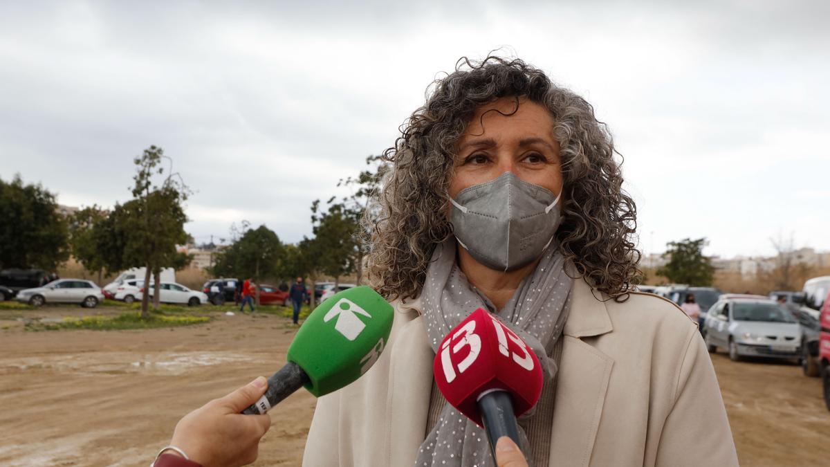 Verónica Juan atiende a los medios antes de la protesta del pasado miércoles.