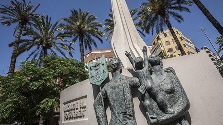 El Monumento al Foguerer recibe todos los meses de junio un emotivo homenaje por parte de la Federación de Hogueras y el Ayuntamiento de Alicante.