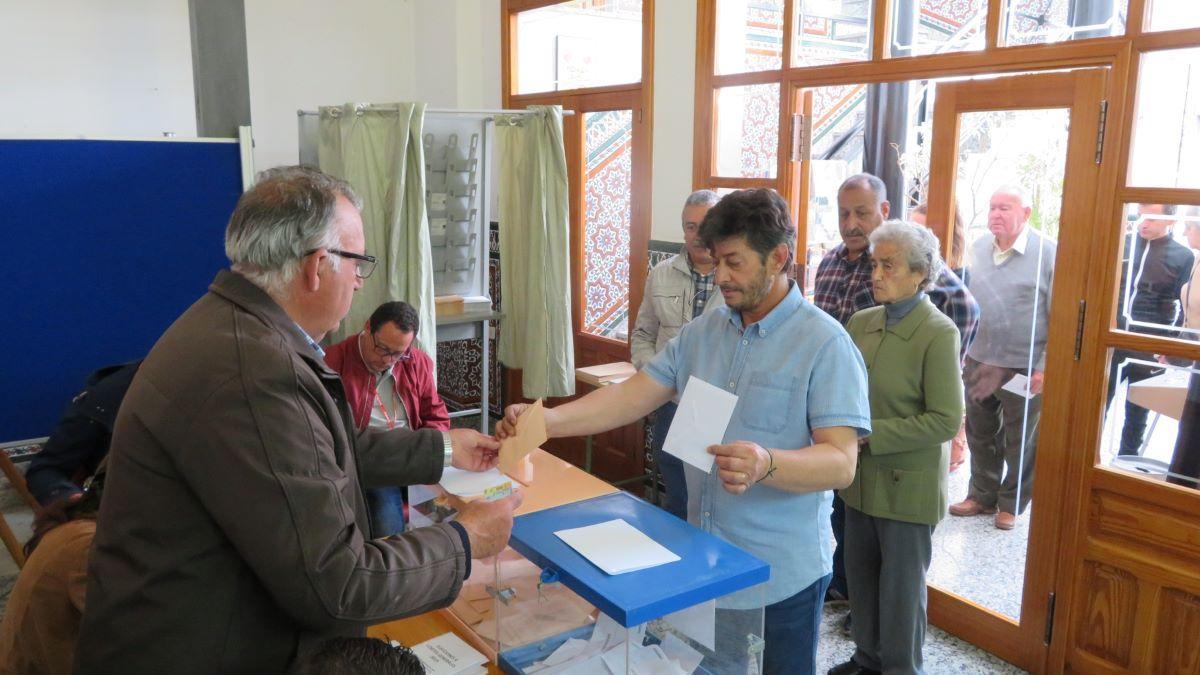 Votación en un colegio electorial extremeño.