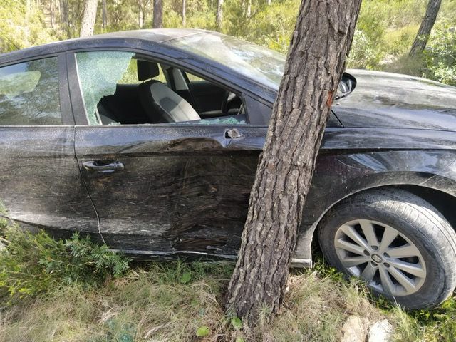 Así quedó el coche de una turista de Ibiza que circulaba campo a través