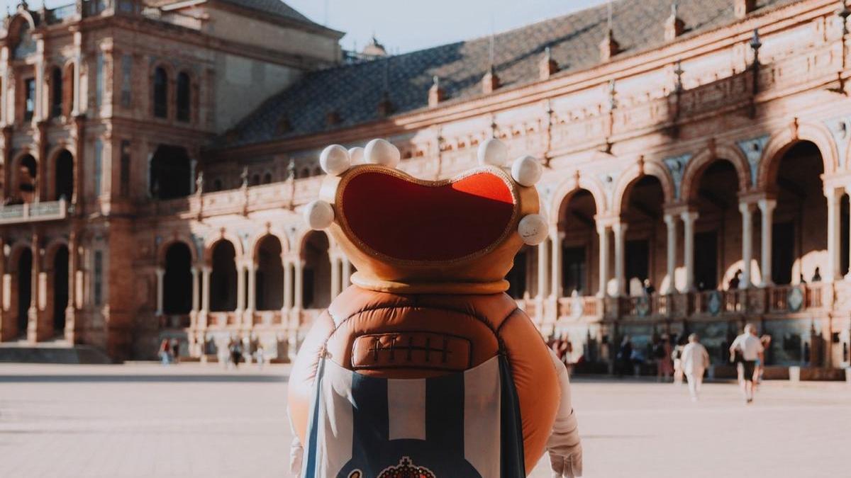 La mascota de la Real Sociedad recorre la Plaza de España, las setas o el Parque María Luisa: así se promociona Sevilla por la final de la Copa del Rey