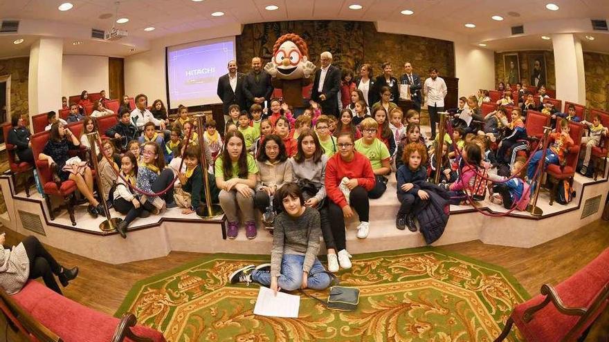 Los niños homenajean a Casares en A Coruña