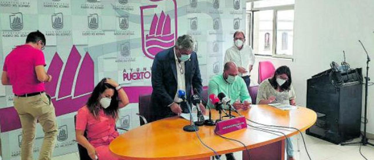 El alcalde Juan Jiménez (c) junto a varios miembros de su grupo de gobierno, ayer, antes de la rueda de prensa.