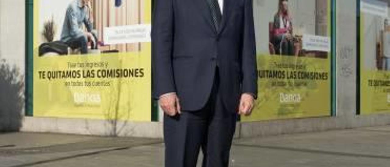 Fernando Sobrini, frente a una sucursal de Bankia en Madrid.
