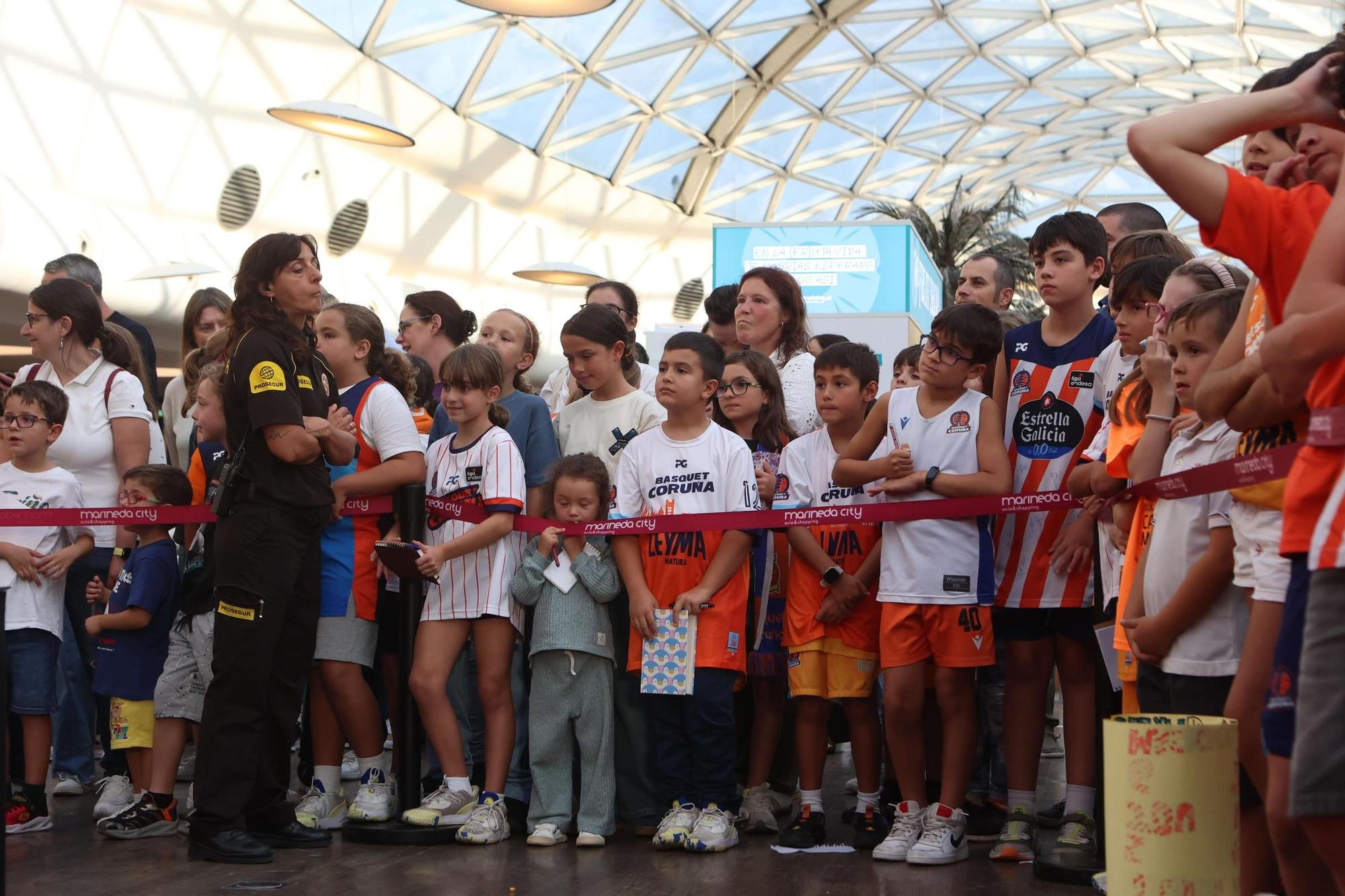 Presentación del equipo del Leyma Coruña en Marineda City