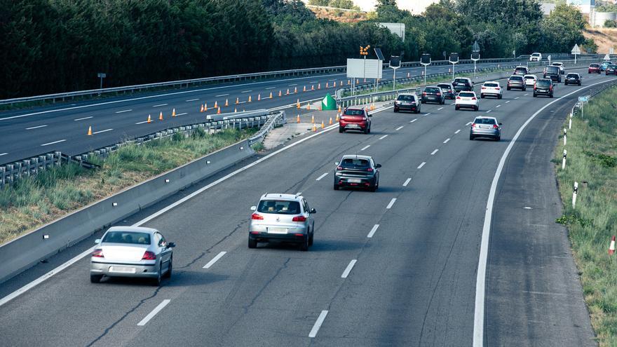 Interceptan al conductor de un vehículo que circuló 20 kilómetros por la A-6 en sentido contrario