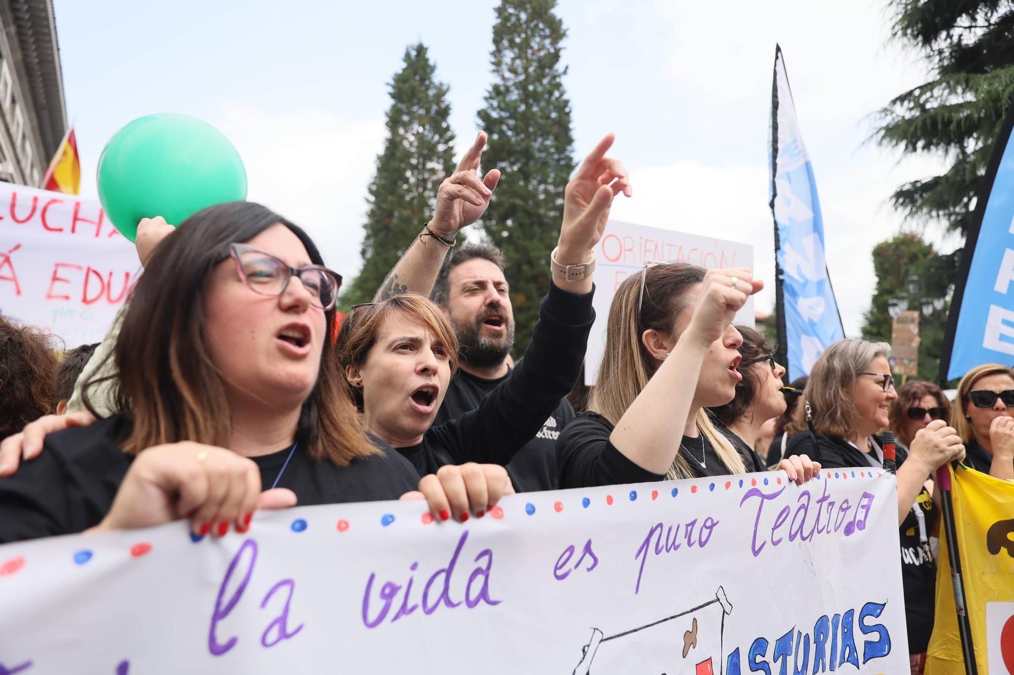 EN IMÁGENES: La gran movilización de profesores de este domingo en Oviedo