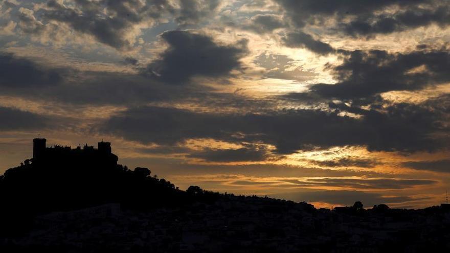 Cielo poco nuboso, intervalos de nubes altas y temperaturas en ligero ascenso