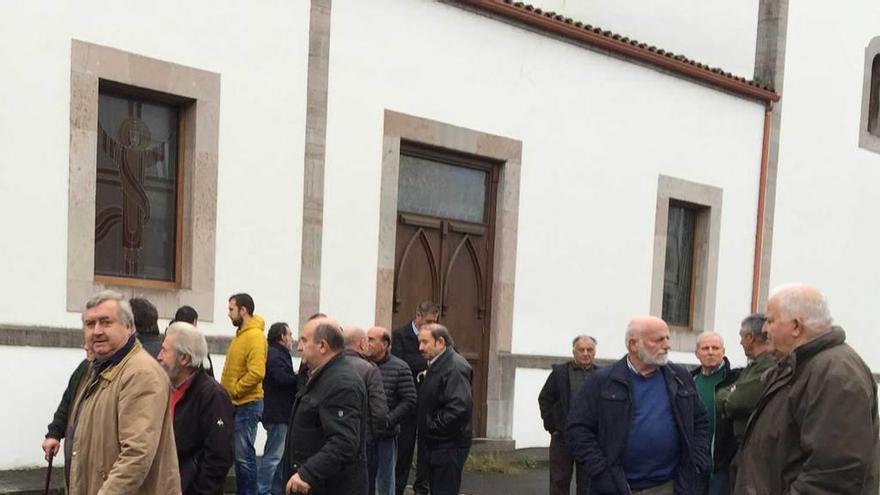 Asistentes al funeral de Almeida en la iglesia de Arriondas, ayer.