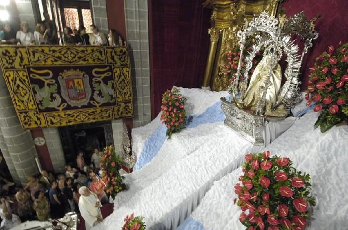 BAJADA DE LA VIRGEN DEL PINO DE SU CAMERIN