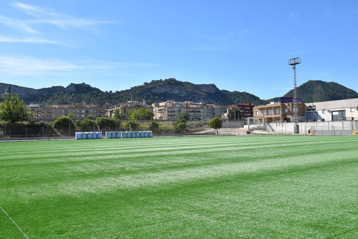 El campo de fútbol &quot;Paquita Coloma&quot; de Xàtiva ha renovado su césped artificial.