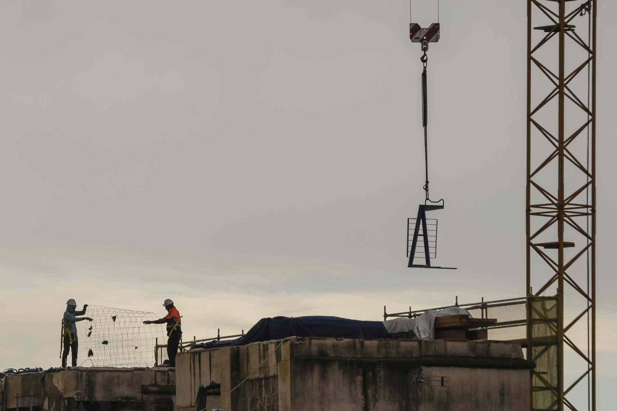 Imagen de una obra de construcción en la islas