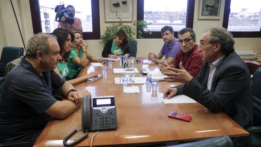 Representantes de Educación con los de la Assemblea de Docents.