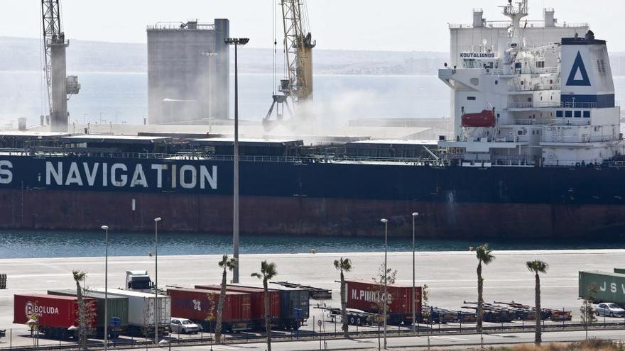 El Consell y el Puerto de Alicante piden al Gobierno que evite la huelga de estibadores