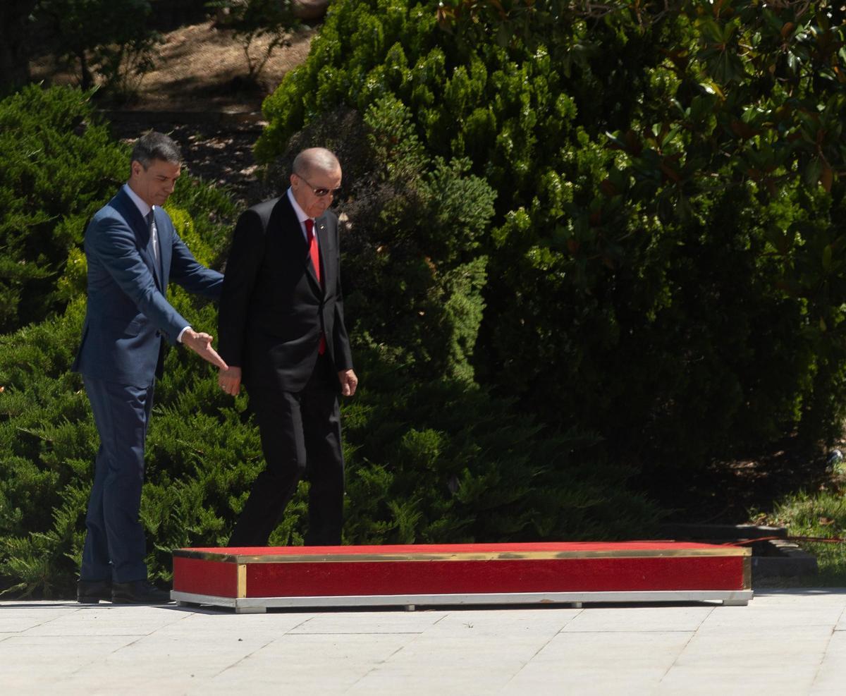 Sánchez recibe con honores a Erdogan en La Moncloa