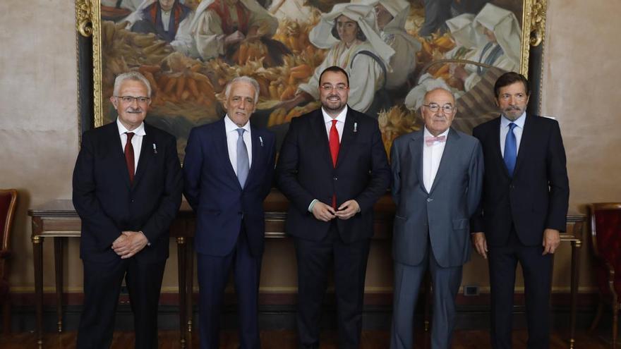 Contracrónica de la toma de posesión de Barbón: la familia y los amigos se visten para la fiesta de graduación