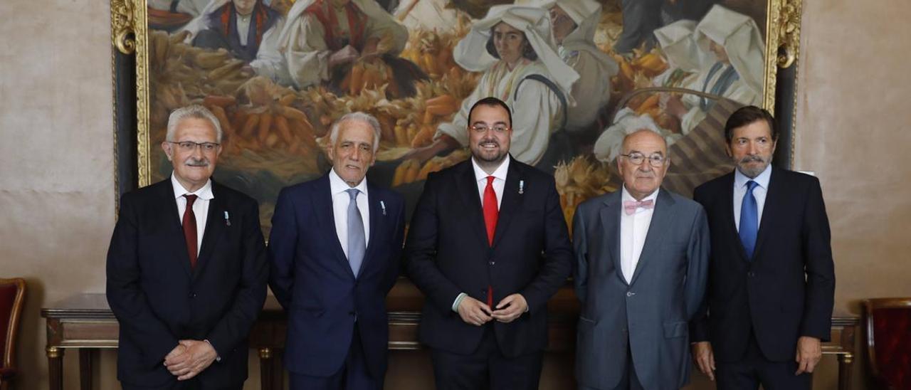 Los expresidentes del Principado Pedro de Silva y Antonio Trevín valoran la toma de posesión de Barbón