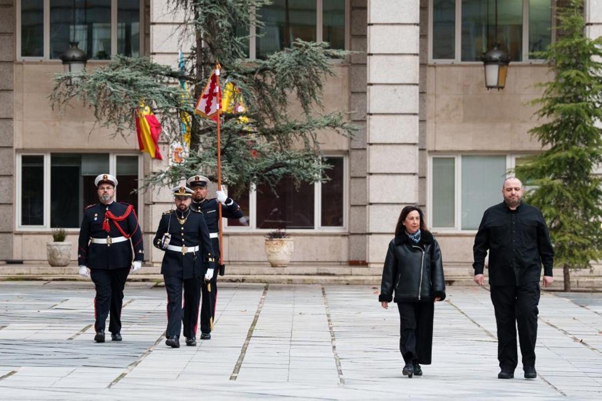 La ministra de Defensa, Margarita Robles, y el ministro de Defensa de Ucrania, Rustem Umiérov, llegan a un encuentro en la sede del Ministerio.