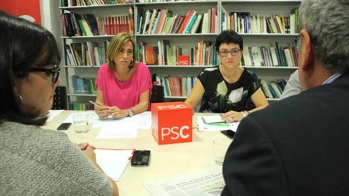 Carme Chacón y Eva Granados, en una reunión con representantes del mundo local, ayer en la sede del PSC.