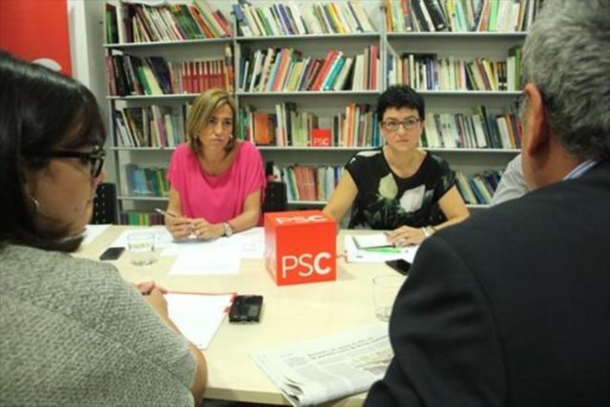 Carme Chacón i Eva Granados, en una reunió amb representants del món local, ahir a la seu del PSC. Carme Chacón i Eva Granados, en una reunió amb representants del món local, ahir a la seu del PSC.