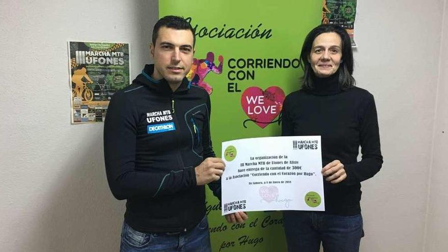 Entrega del cheque a la Asociación &quot;Corriendo con el Corazón por Hugo&quot;.