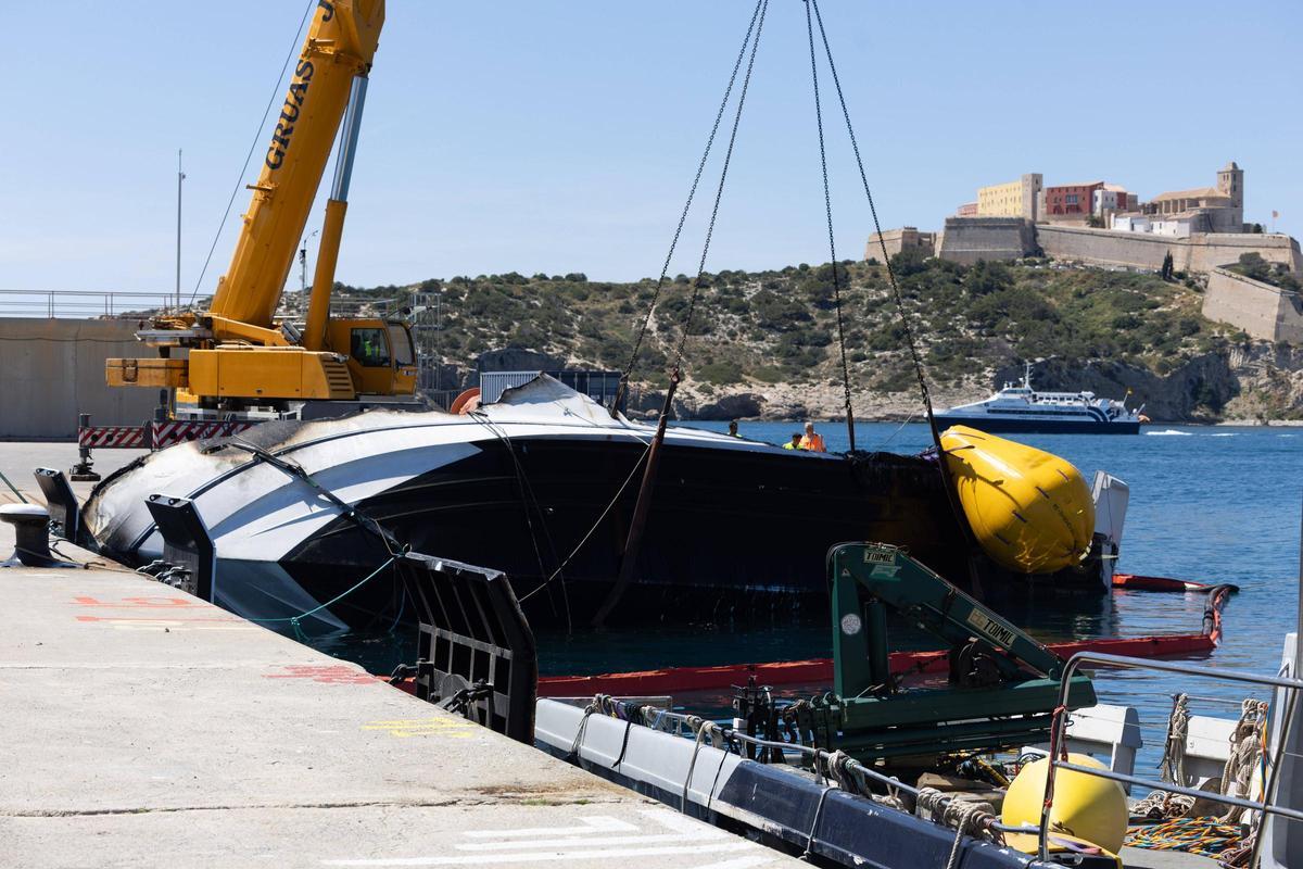Espectaculares imágenes de la recuperación del yate que se incendió y se hundió en Ibiza