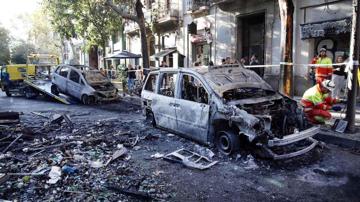 El tercer día de protestas dejó una decena de coches quemados que fueron retirados esta mañana.