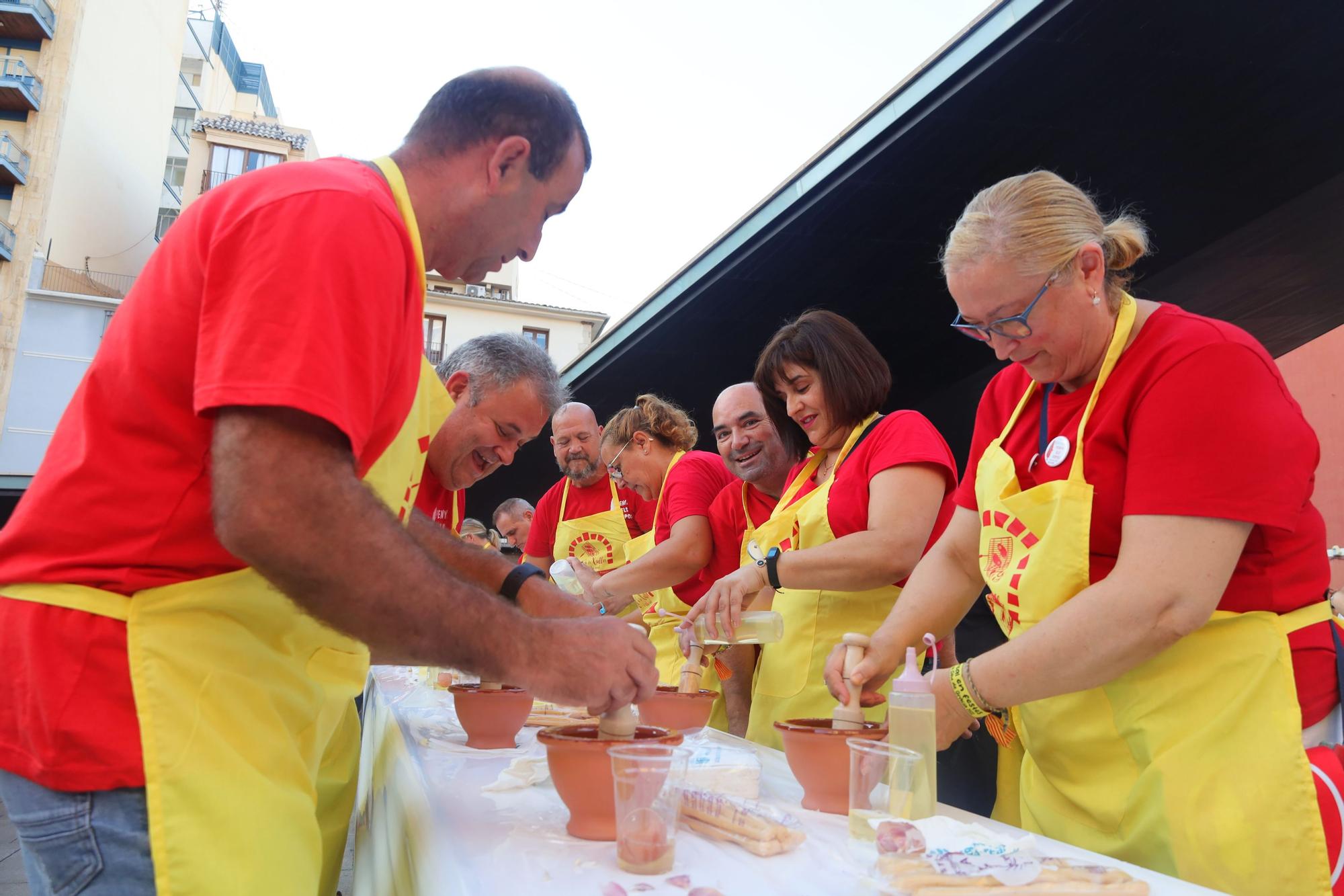 Encuentro para elaborar 'allioli' en las fiestas de Vila-real