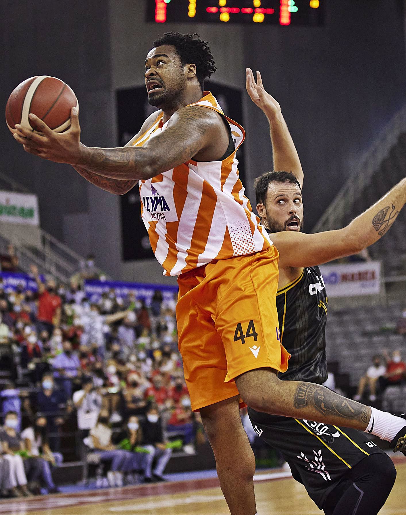 Movimiento bajo la canasta de Nick Ward, del Leyma, en el partido de ayer en Granada. |  // FERMÍN RODRÍGUEZ