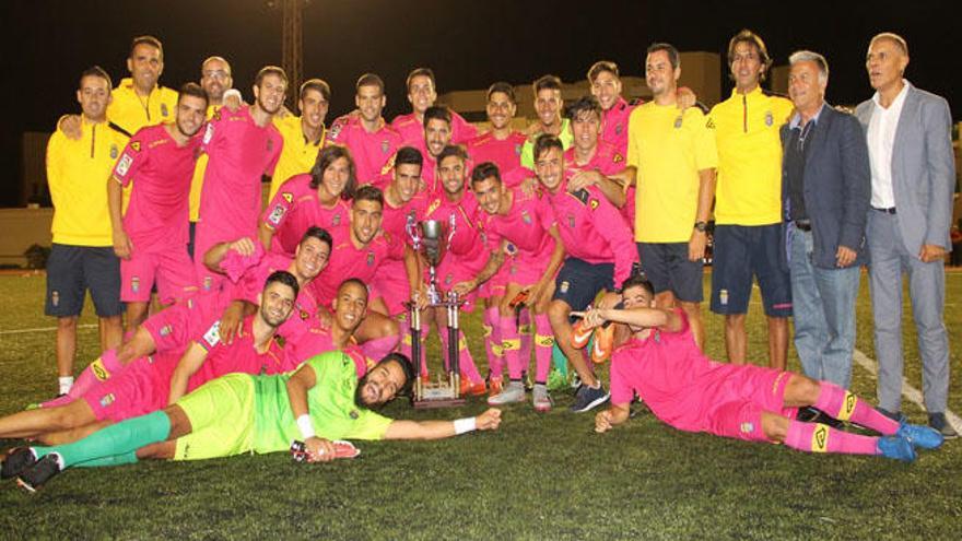 Jugadores, técnicos y dirigentes amarillos con el prestigioso trofeo.