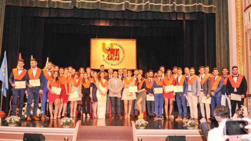 Un momento del acto de graduación de la quinta promoción de Ciencias Sociales y Jurídicas de la UMH en Orihuela