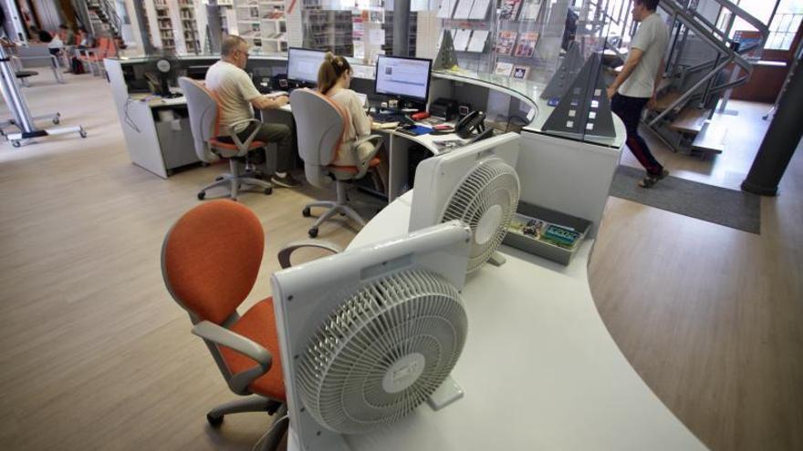 Ventiladores para aguantar el calor en la Biblioteca del Cuartel de Artillería.