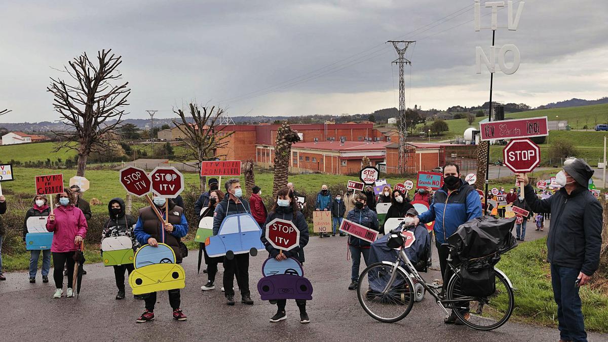 Los manifestantes, en las inmediaciones de la nave donde está previsto construir la estación de la ITV de Granda, al fondo.