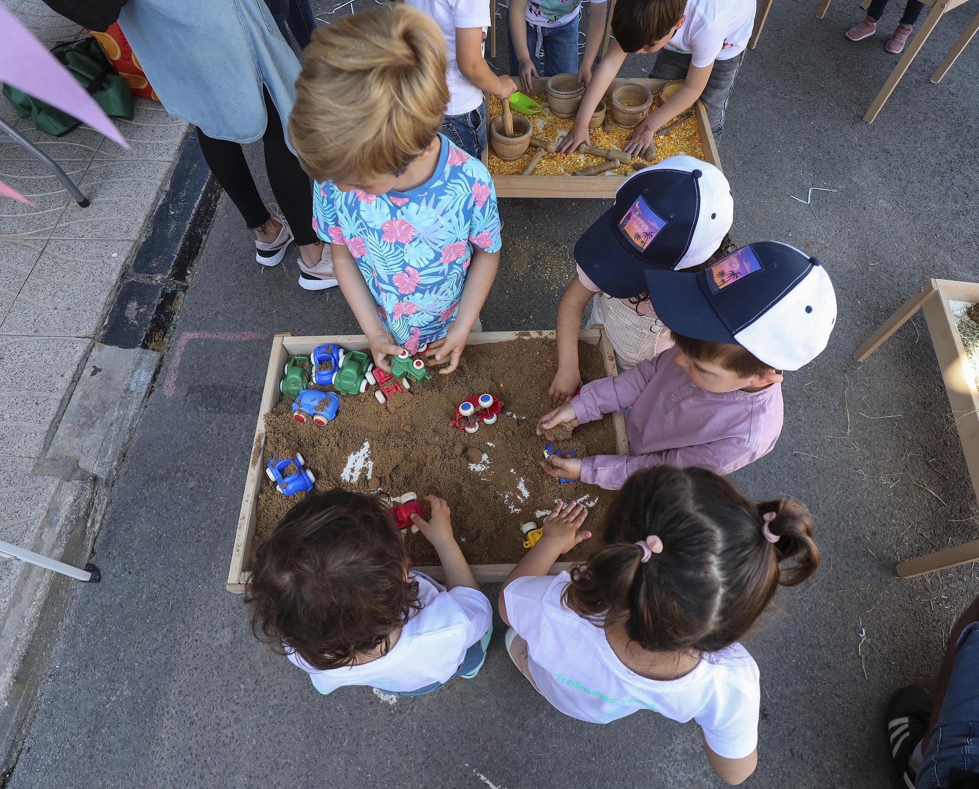 Miles de niños y sus familias viven la fiesta por la lengua en les trobades de Rafelbunyol y Almenara