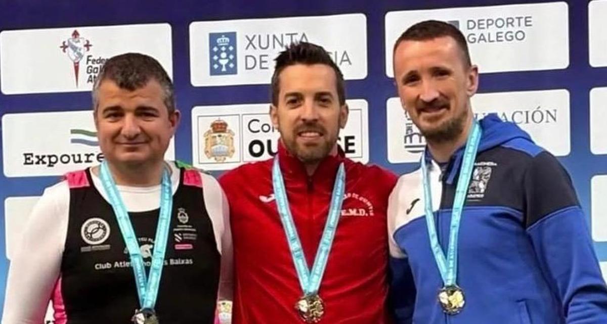 Gabriel Martínez, en el medio, con su medalla de oro. | FDV