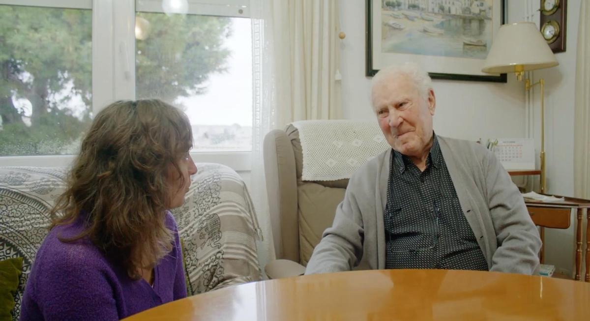 Mercè Donat conversant amb Nicolau Pomés, a casa seva.