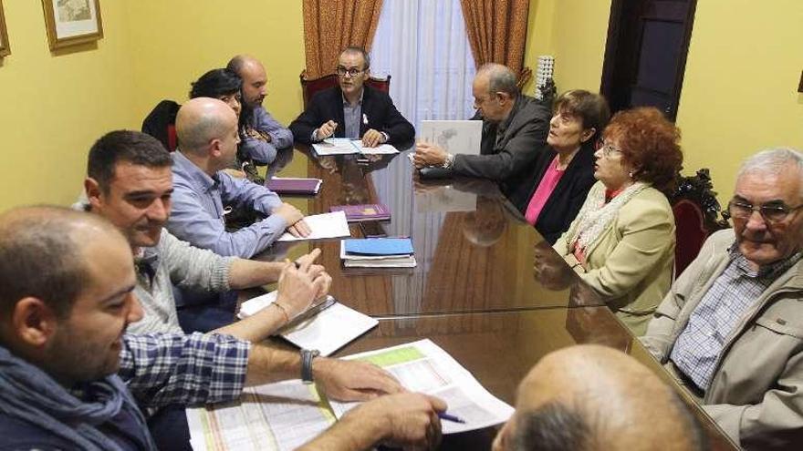 La directiva de Limiar, en una reunión con el alcalde. // Iñaki Osorio
