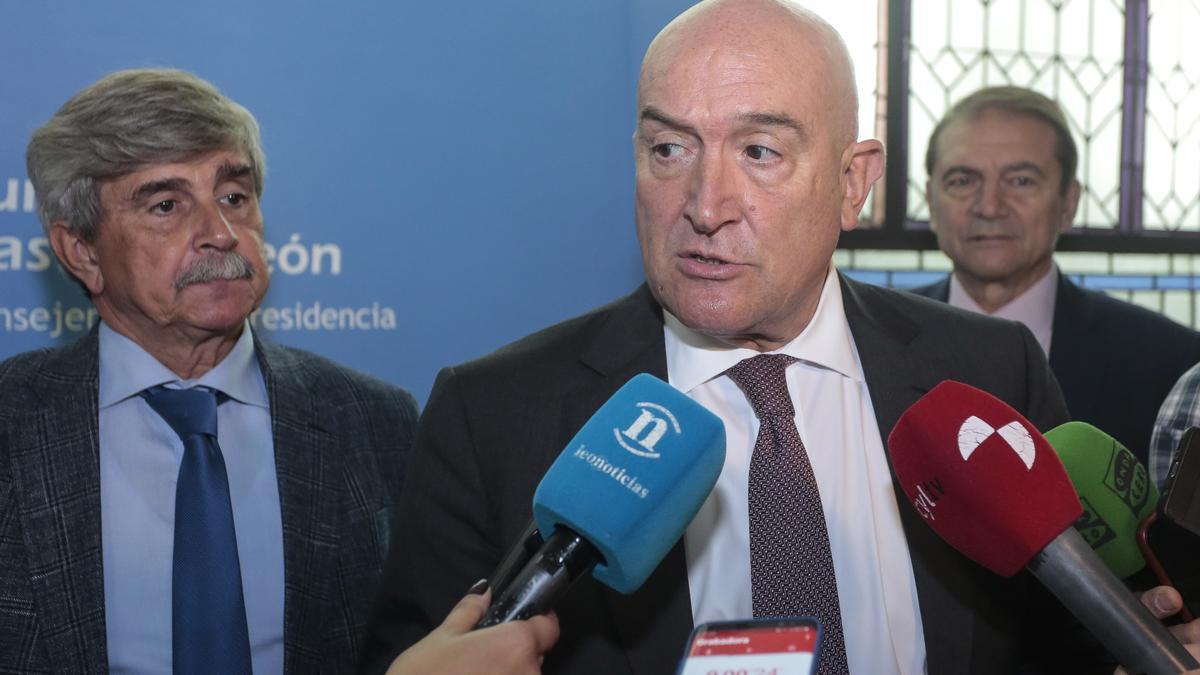 El consejero de la Presidencia, Jesús Julio Carnero, durante una rueda de prensa.