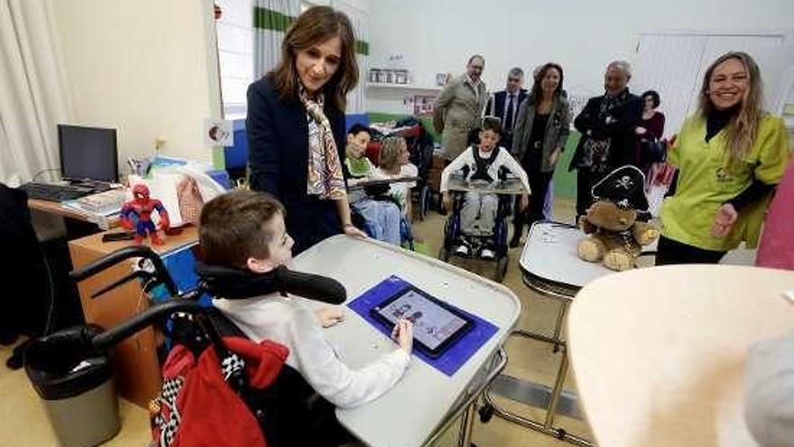 Carmen Pomar en su visita al centro de Amencer. // Rafa Vázquez