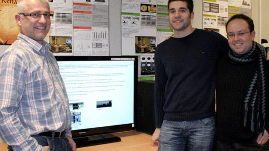 El profesor Arno Formella y dos de los alumnos que participan en el proyecto del XaTcobeo, Adrián Romasanta y Breogán López. // Duvi