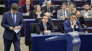 Carles Puigdemont en el pleno del Parlamento Europeo frente a José Manuel Albares y Pedro Sánchez.