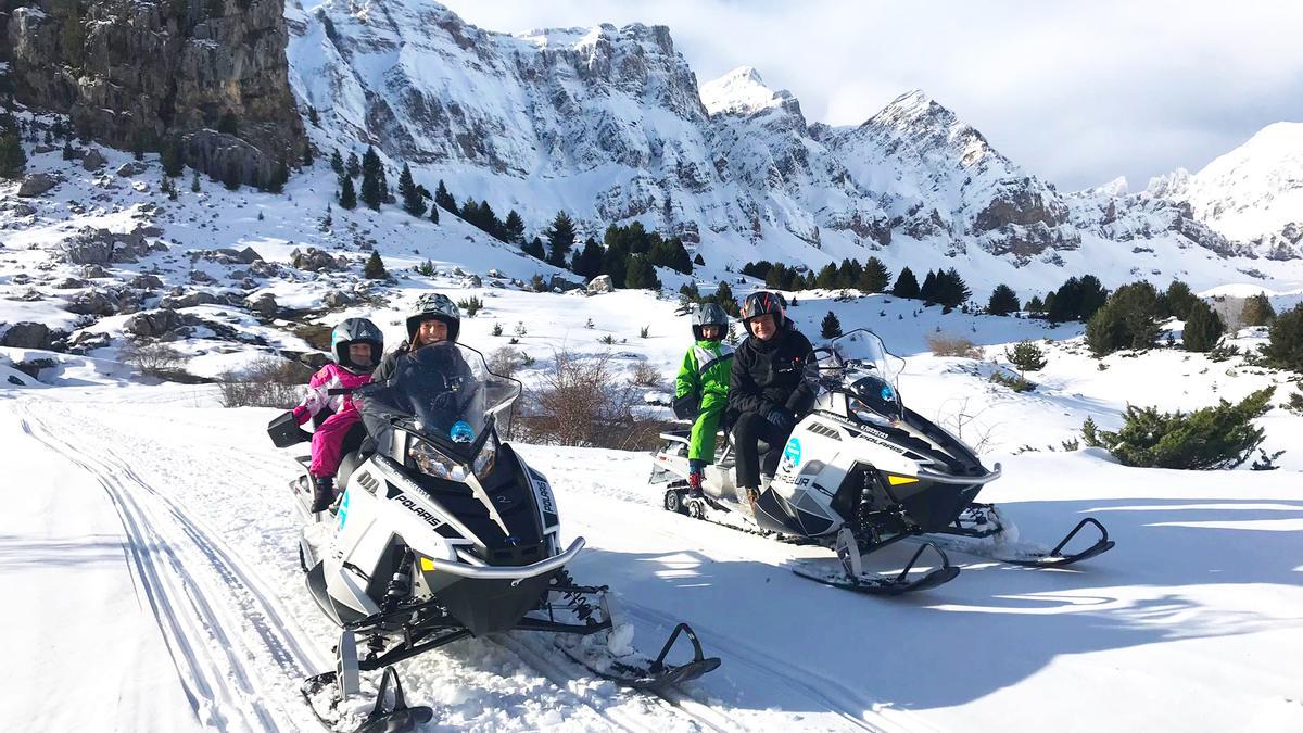 Los paseos en motos de nieve se pueden realizar en lugares como el valle de Tena.